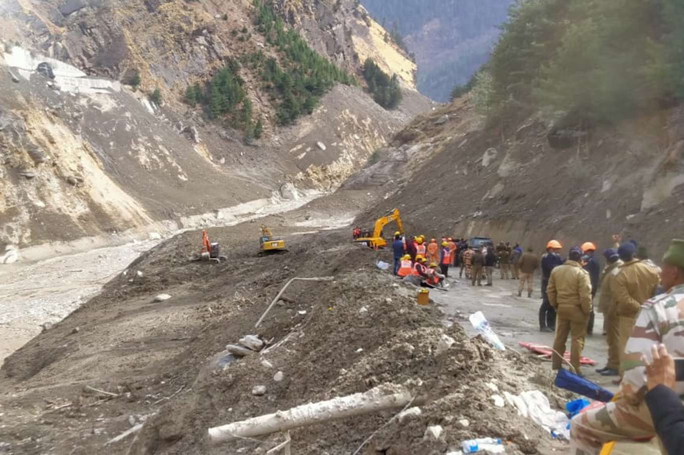 Hindistan'daki buzul felaketinde ölü sayısı 34'e yükseldi